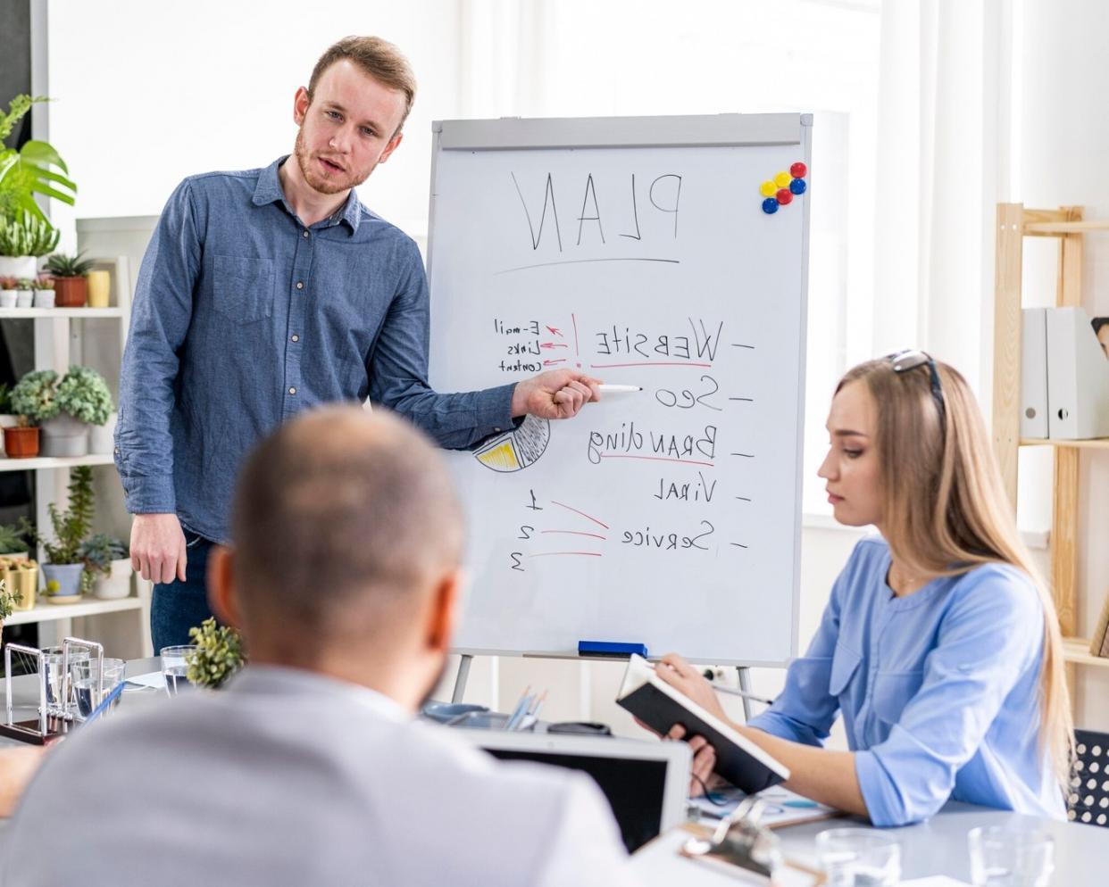 xenovarilpo Team bei der Zusammenarbeit in modernem Büro