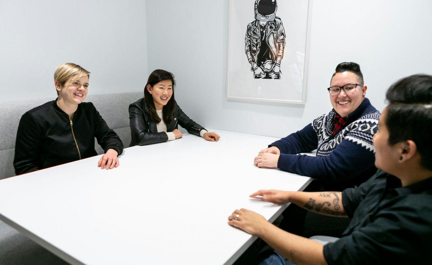 Engagiertes Team bei der Zusammenarbeit in modernem Büroumfeld