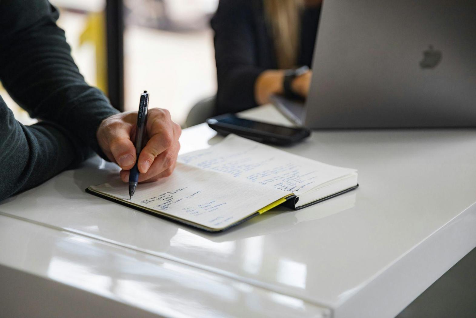 Professionelles Finanzteam analysiert gemeinsam Daten und Strategien